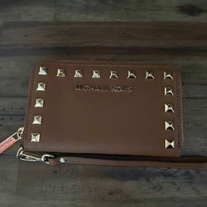 LN Michael Kors Leather Wristlet/Wallet w/Gold Accents in Luggage Color.